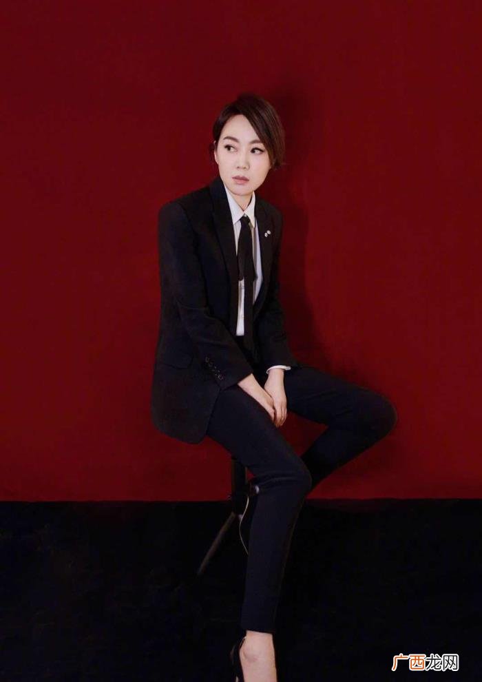 闫妮佟掌柜，春晚中48岁的佟掌柜闫妮身材傲人碾压全场
