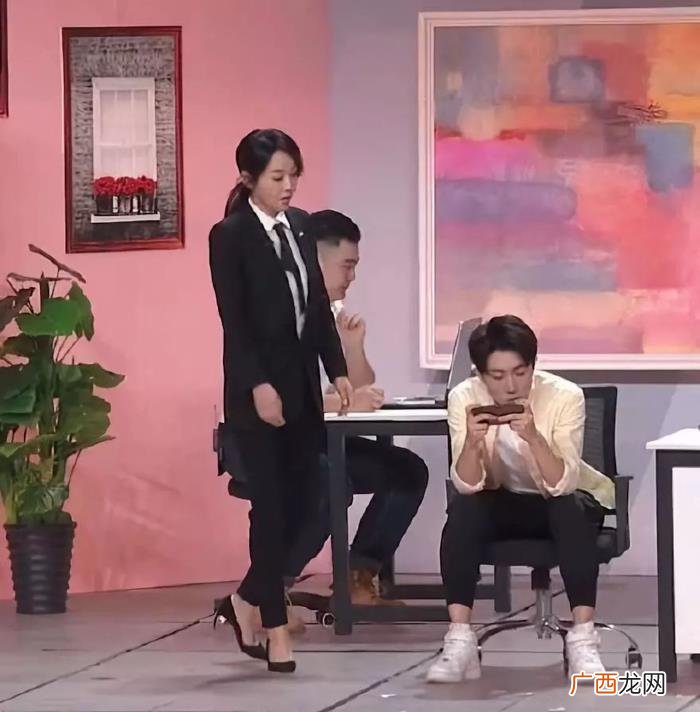 闫妮佟掌柜，春晚中48岁的佟掌柜闫妮身材傲人碾压全场