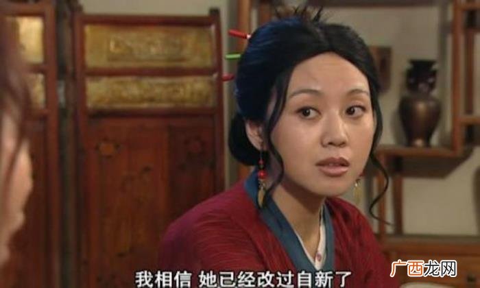 闫妮佟掌柜，春晚中48岁的佟掌柜闫妮身材傲人碾压全场