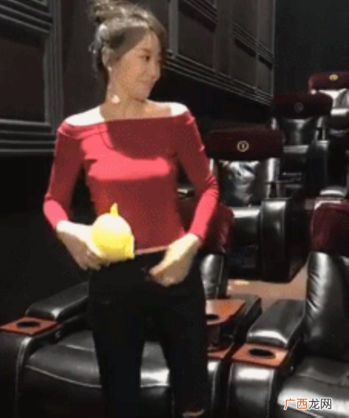 闫妮佟掌柜，春晚中48岁的佟掌柜闫妮身材傲人碾压全场