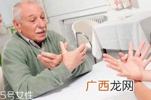 癫痫发作时怎么办？让他安静地做一个抽搐的患者