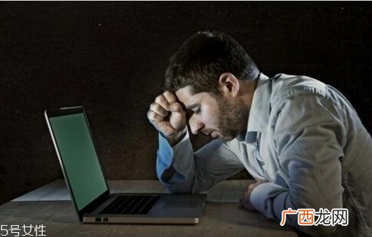 熬夜后吐血是怎么回事?疾病是主因