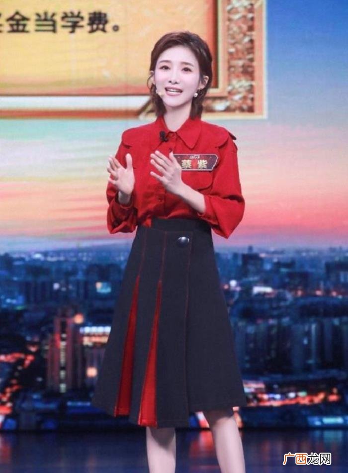 唐艺昕很像,34岁"小董卿"蔡紫跟李沁唐艺昕太像了
