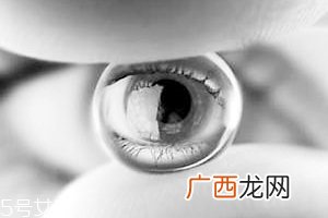 怎么确定隐形眼镜掉了？蒙着一边眼睛测视力
