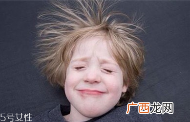 头发静电多是怎么回事？头发容易油不是湿气重