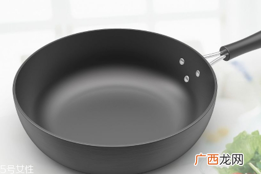 平底锅能在电磁炉上吗
