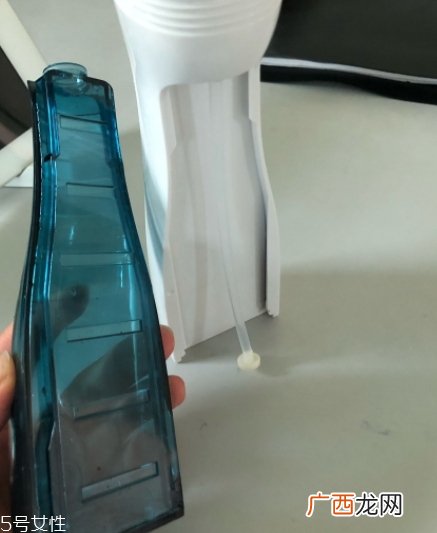冲牙器和牙线哪个好？冲牙器和牙线的优缺点