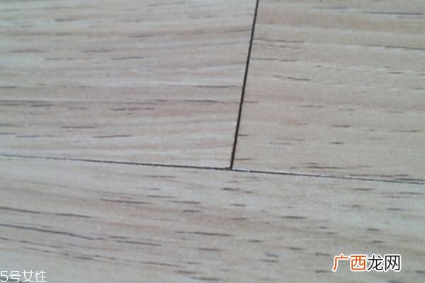 木地板翘起来怎么处理别再用湿拖把拖地了