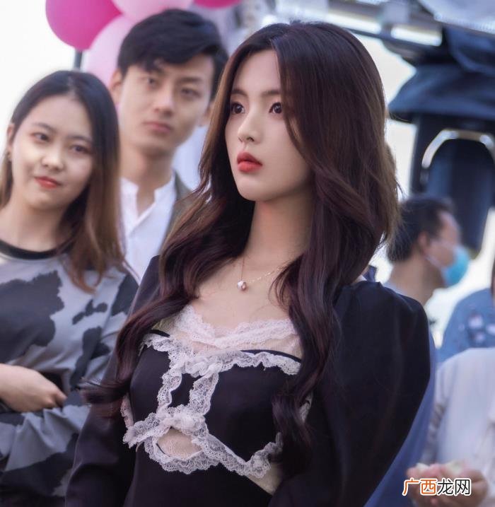 杨超越运气怎么那么好，美貌超标的杨超越究竟是靠运气的眷顾