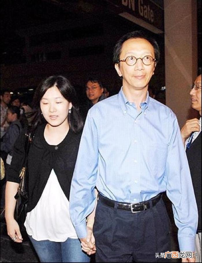 伏明霞嫁谁，伏明霞嫁大27岁的梁锦松
