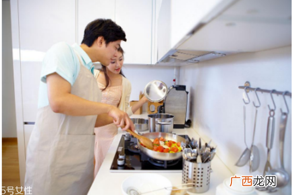 戴隐形眼镜能炒菜吗戴隐形眼镜这样炒菜