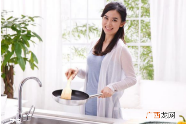 戴隐形眼镜能炒菜吗戴隐形眼镜这样炒菜