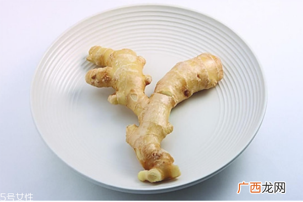 手脚冰凉用什么泡脚好教你体寒泡脚加什么