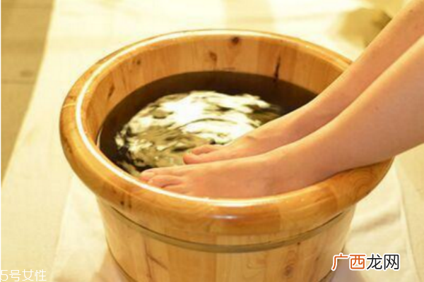 冬天用什么泡脚最好冬天泡脚的最佳时间