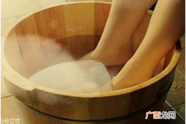 冬天泡脚好吗冬天泡脚好还是夏天泡脚好