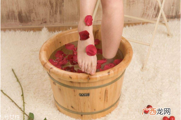 冬天泡脚好吗冬天泡脚好还是夏天泡脚好