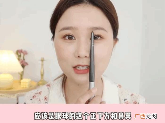 个子矮脖子短圆脸女生发型，圆脸小个子女生