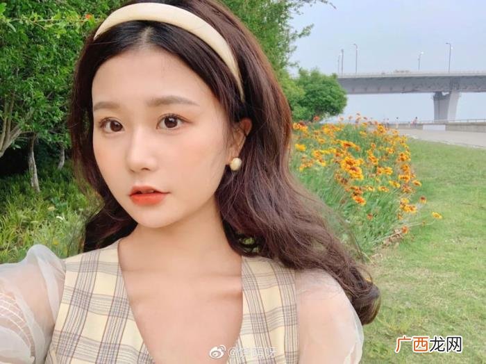 个子矮脖子短圆脸女生发型，圆脸小个子女生