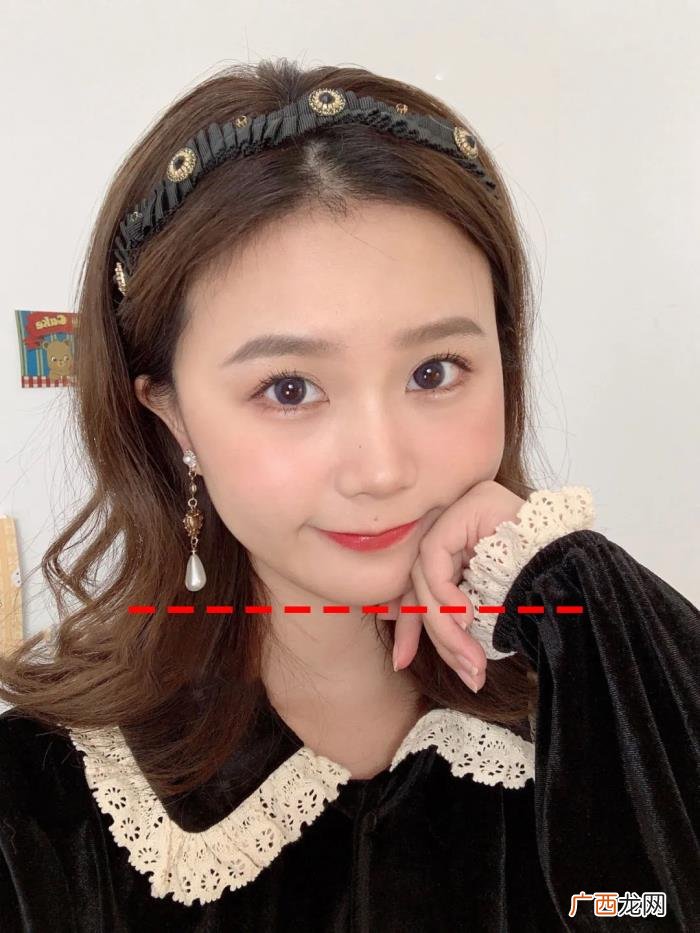 个子矮脖子短圆脸女生发型，圆脸小个子女生