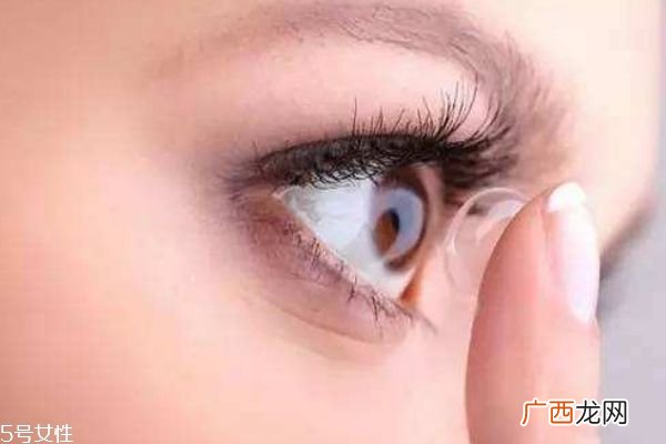 隐形眼镜可以用自来水泡吗戴隐形眼镜的注意事项