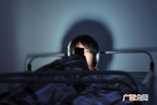 晚上玩手机亮度调多少晚上玩手机要注意这些
