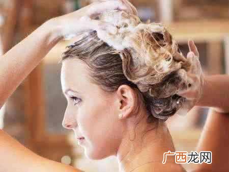 坐月子可以洗头发吗，产妇多久可以洗头！