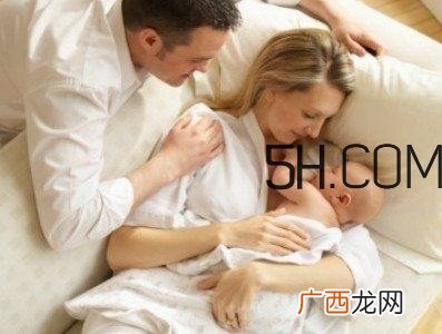 抱着宝宝睡觉到底好不好？如何纠正抱着宝宝睡觉？