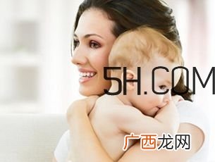 抱着宝宝睡觉到底好不好？如何纠正抱着宝宝睡觉？