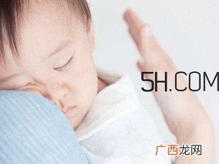 抱着宝宝睡觉到底好不好？如何纠正抱着宝宝睡觉？