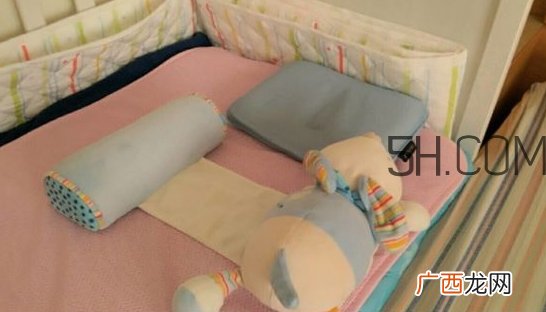 抱着宝宝睡觉到底好不好？如何纠正抱着宝宝睡觉？