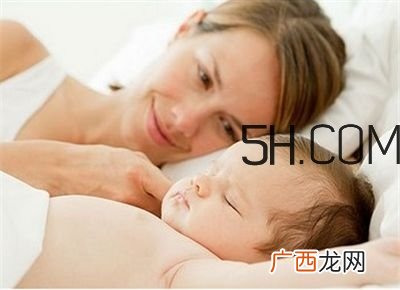 抱着宝宝睡觉到底好不好？如何纠正抱着宝宝睡觉？