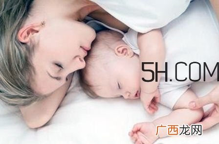 抱着宝宝睡觉到底好不好？如何纠正抱着宝宝睡觉？