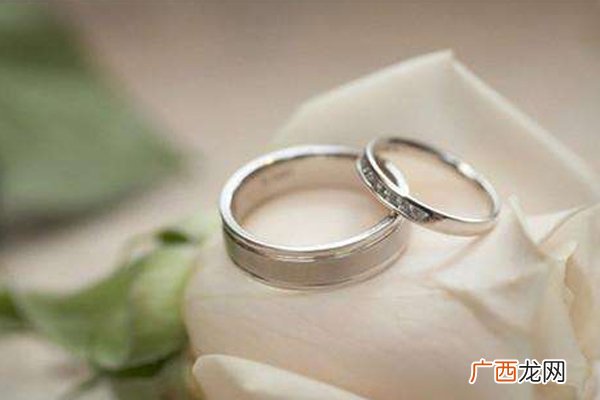 女生右手戴戒指什么意思单身要注意了