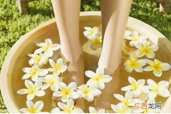 泡脚用什么泡最好女人泡脚用什么药材好
