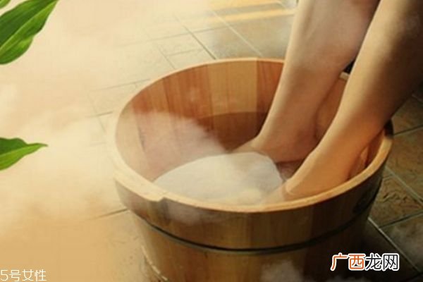 泡脚用什么泡最好女人泡脚用什么药材好