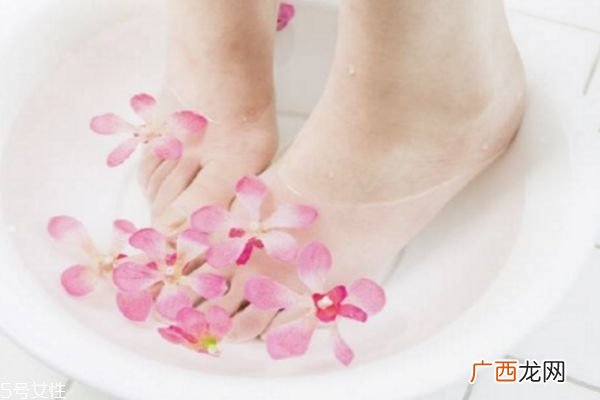 泡脚用什么泡最好女人泡脚用什么药材好