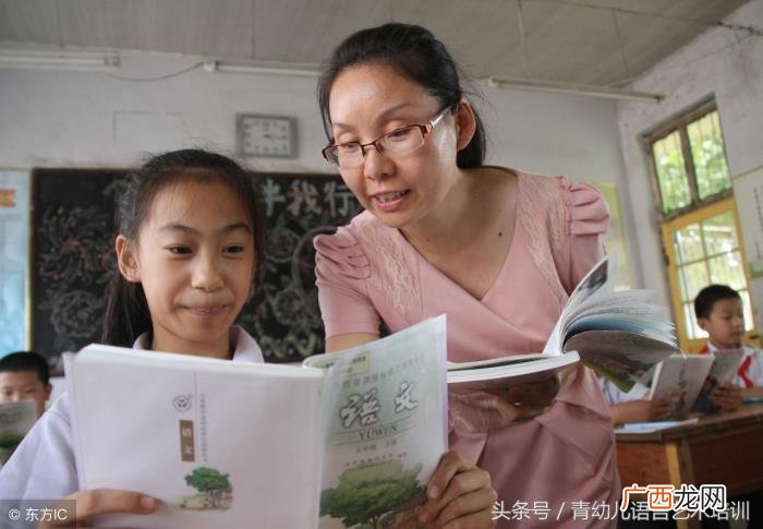 女孩不爱说话是不是心理疾病，孩子不爱说话是心理障碍吗