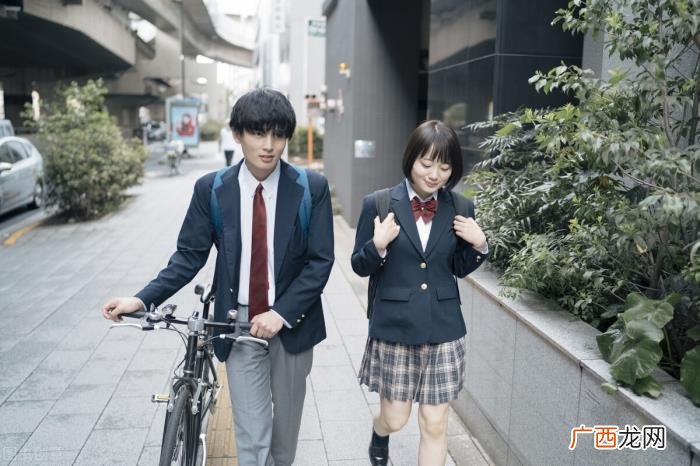 在小学喜欢一个女生怎么办，有了喜欢的女生怎么办