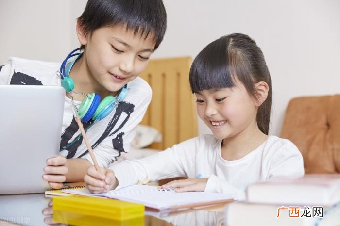 在小学喜欢一个女生怎么办，有了喜欢的女生怎么办