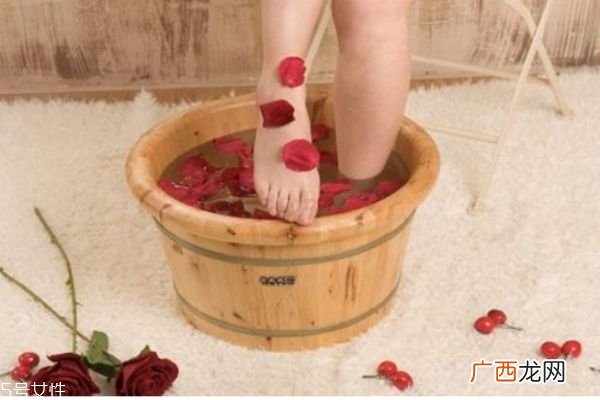膝盖疼可以泡脚吗哪些人不适宜泡脚