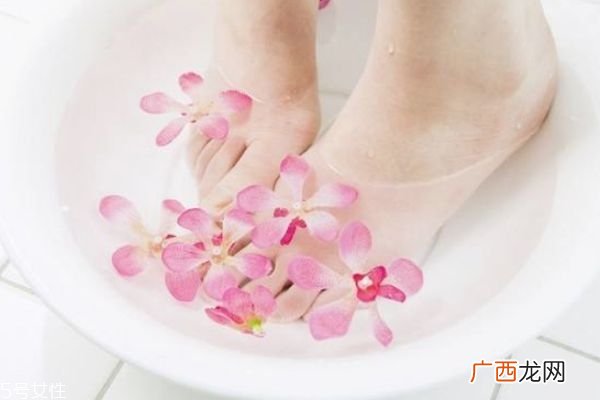 膝盖疼可以泡脚吗哪些人不适宜泡脚