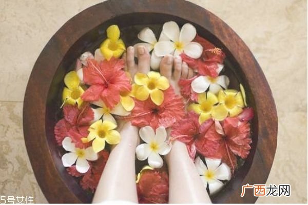 湿热体质能泡脚吗泡脚最好选择高木桶