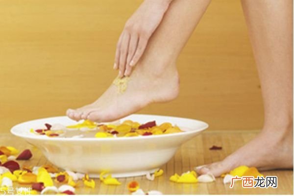 感冒用什么泡脚最好晚上泡脚的最佳时间和好处