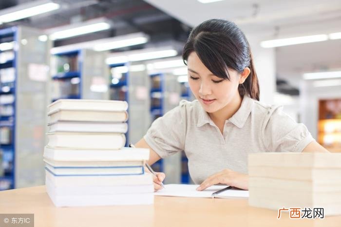 高中暗恋一个女生怎么办，男生暗恋了一个女生