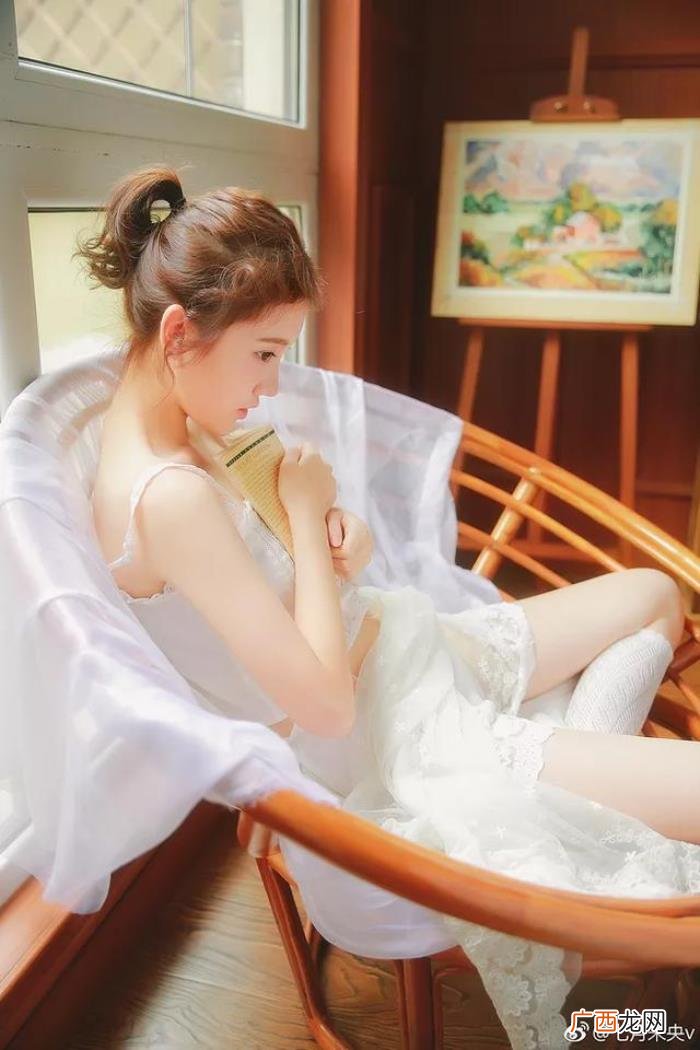 高中暗恋一个女生怎么办，男生暗恋了一个女生