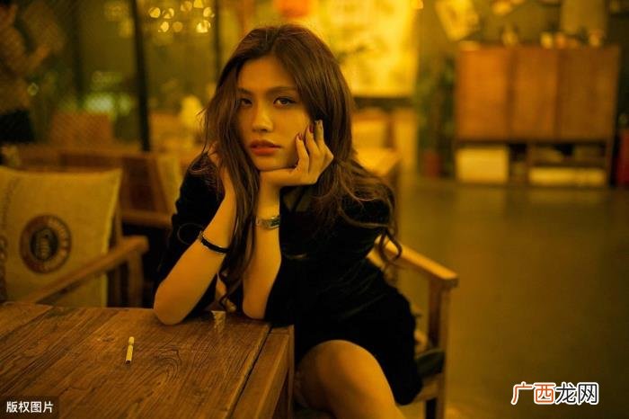 男人为了钱和女人好的表现,就是深爱一个女人的表现