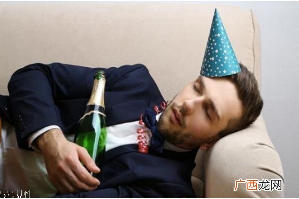 如何解酒效果最好这样做可以缓解宿醉