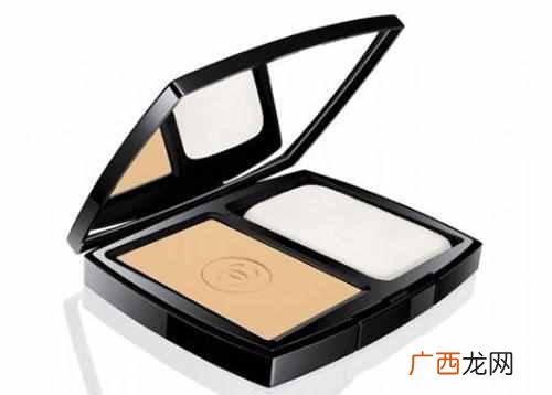 教你正确的使用粉饼！ 粉饼怎么用才不卡粉