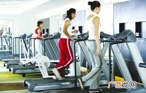 跑步机怎么用（手把手教你正确的使用跑步机图