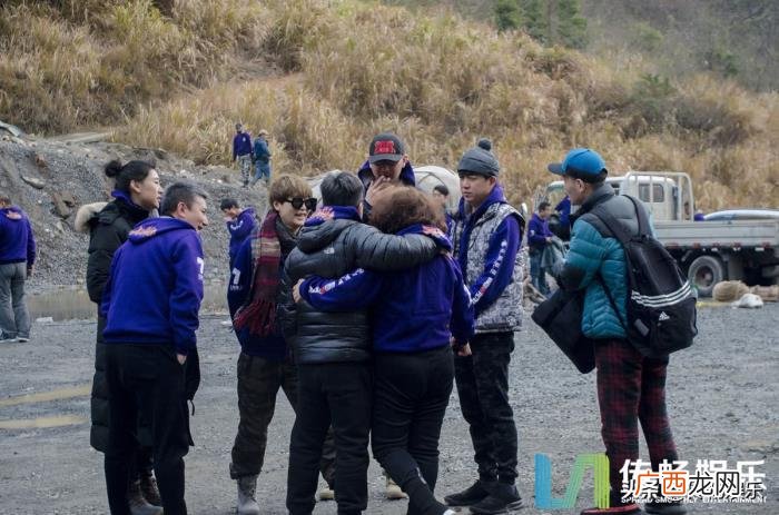 辛芷蕾开机，抢先体验潘粤明辛芷蕾接地气开机照